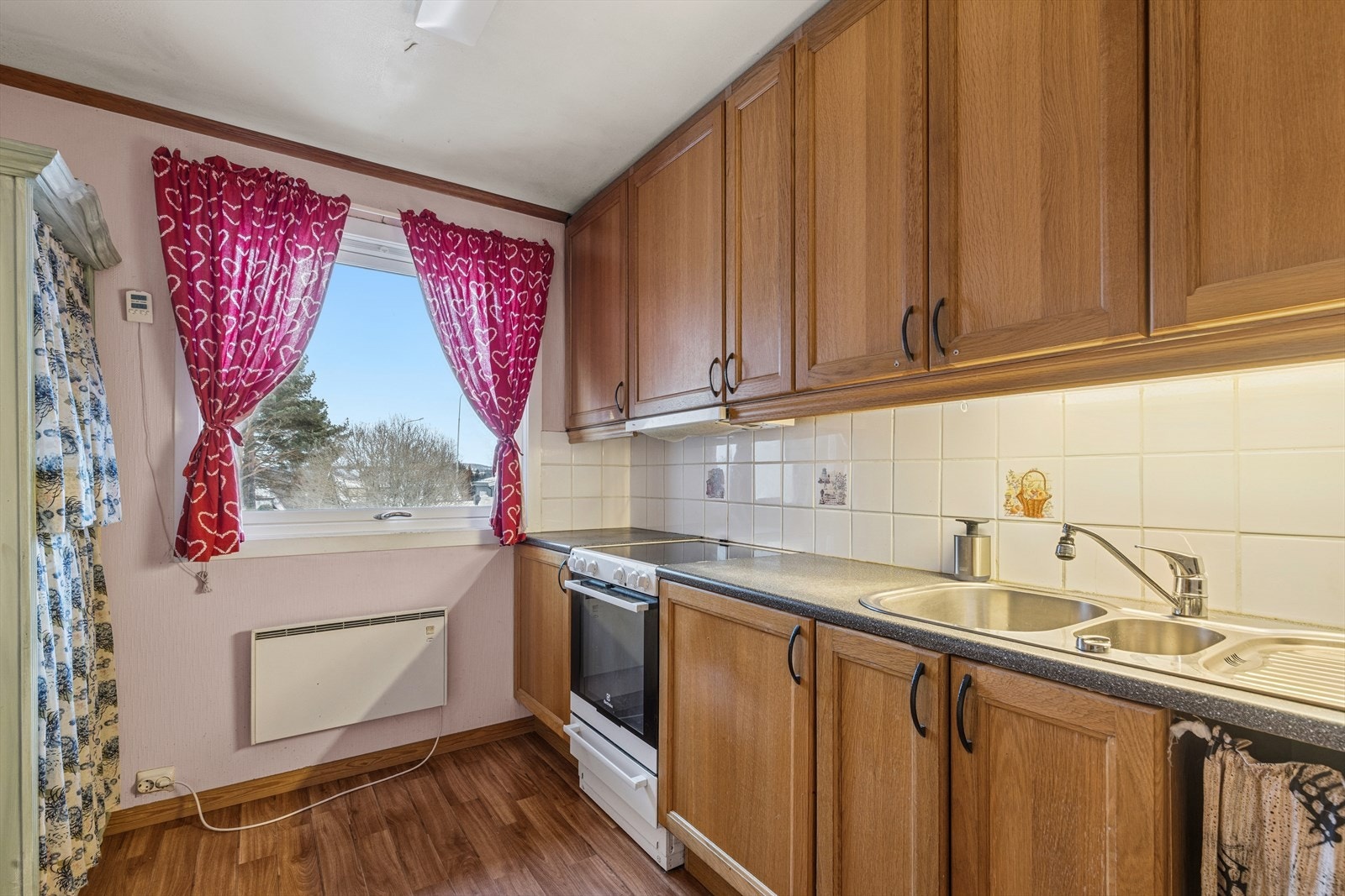 Kjøkken med takhøy innredning Galleribilde