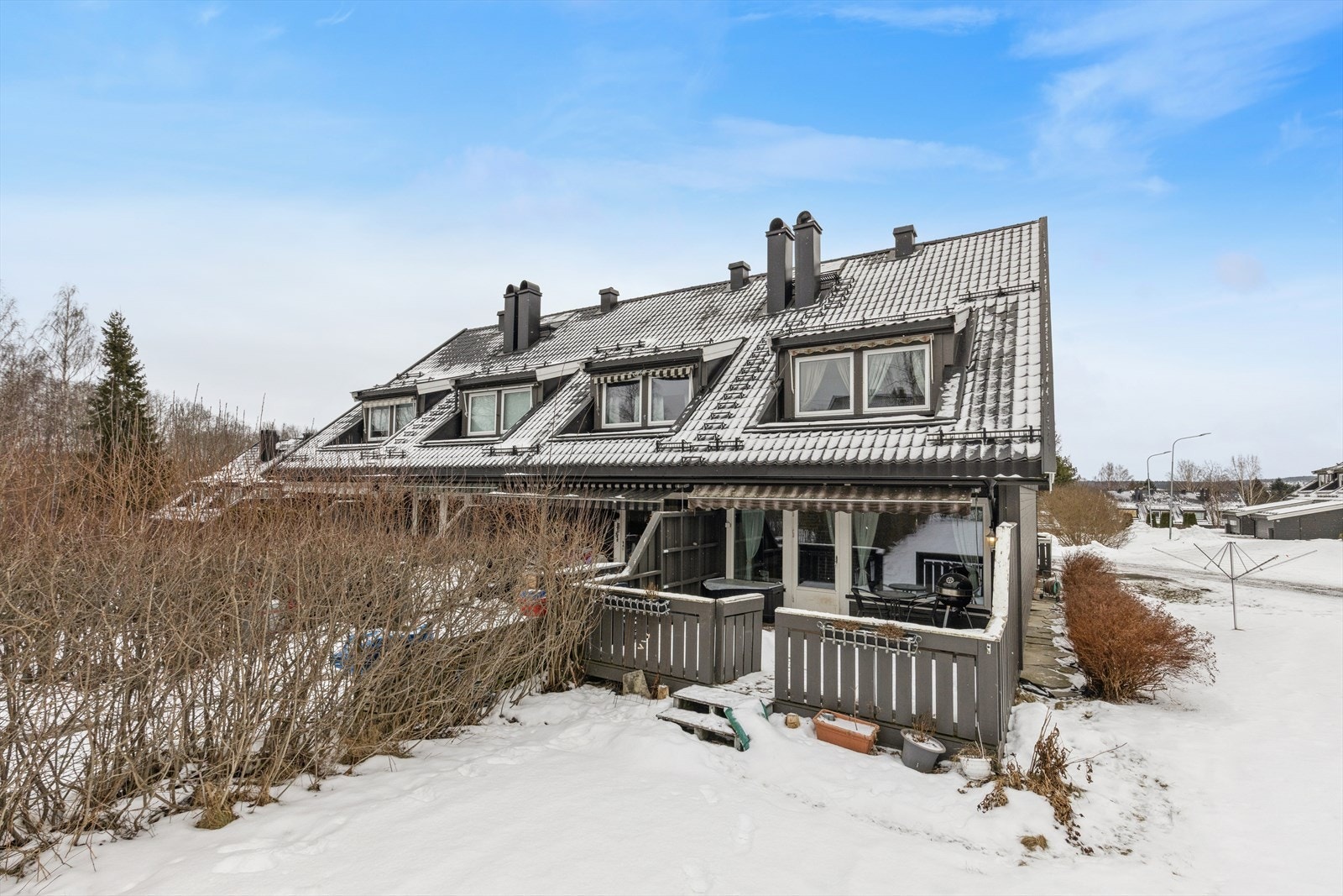 Enderekkehus over to plan, med romslig hage og terrasse Galleribilde