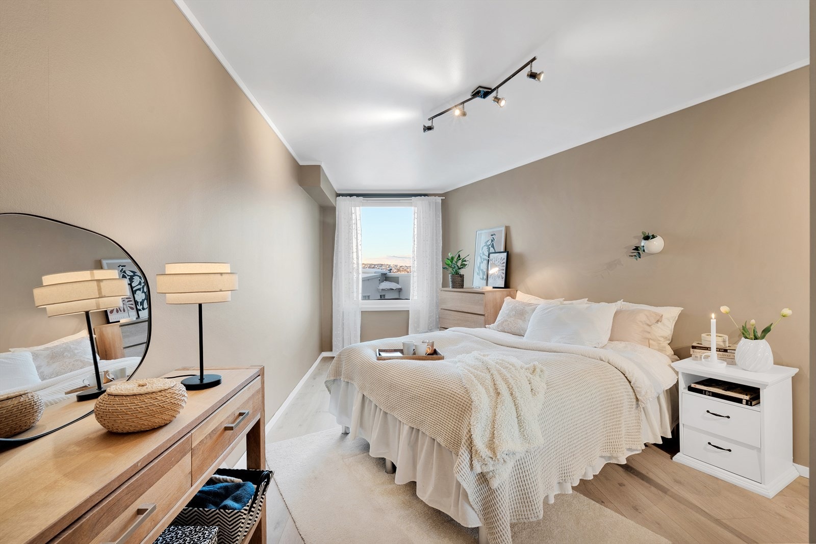 Romslig hovedsoverom gjennomført i behagelige fargevalg, med god plass til stor seng og annet ønsket møblement. Galleribilde