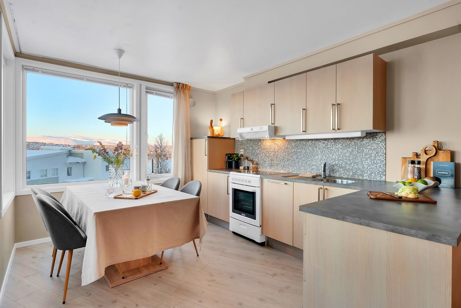 Stue og kjøkken i åpen løsning, som sikrer en sosial atmosfære i boligen. Galleribilde