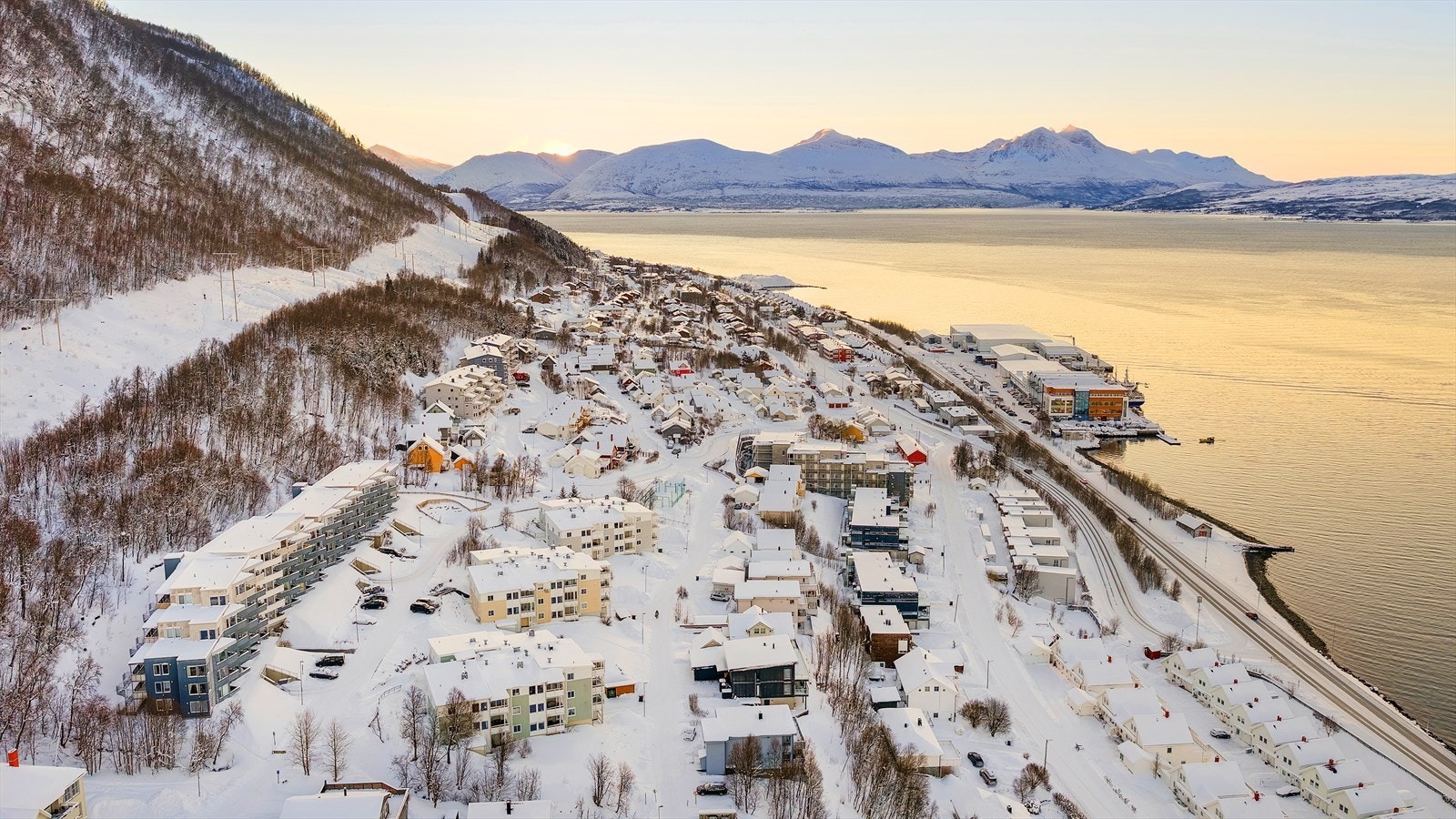 Fra leiligheten er det under 10 minutters kjøring til Tromsø sentrum. Velkommen på visning! Galleribilde