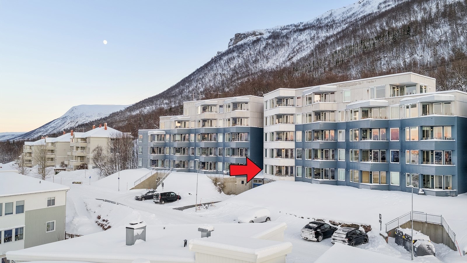 Leiligheten ligger i blokkens andre etasje. Garasjeplan og boder i første etasje. Galleribilde