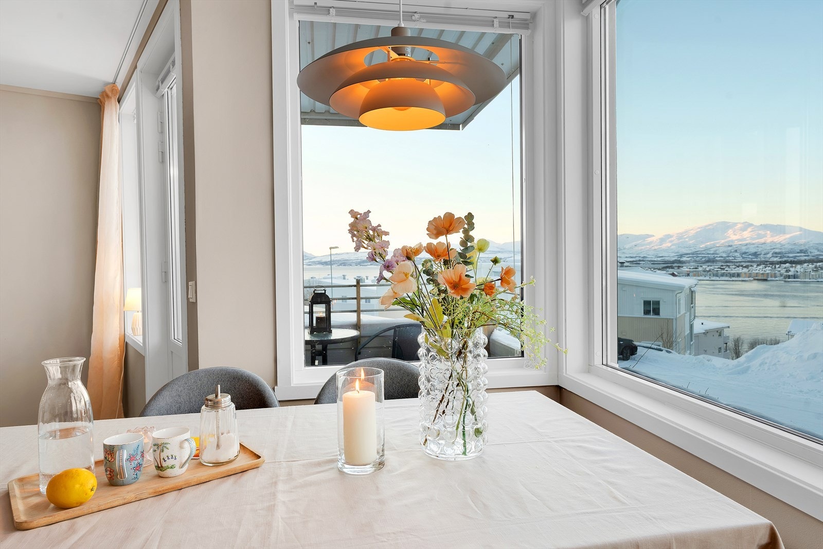 Her kan du invitere gjester i både små og store lag til et godt måltid med fantastisk utsikt. Galleribilde