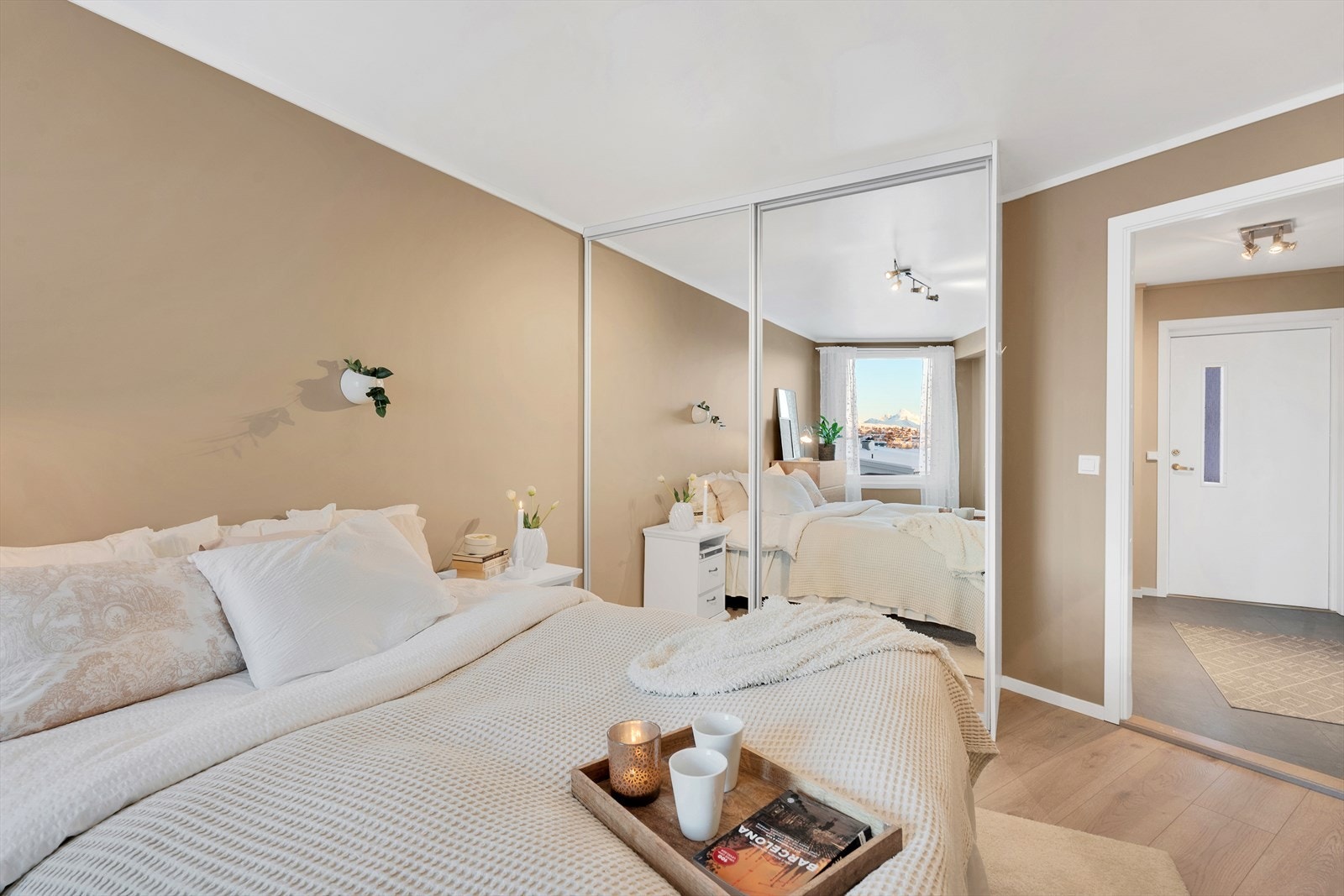 Soverommet er innredet med praktisk skyvedørsgarderobe med speildører. Galleribilde