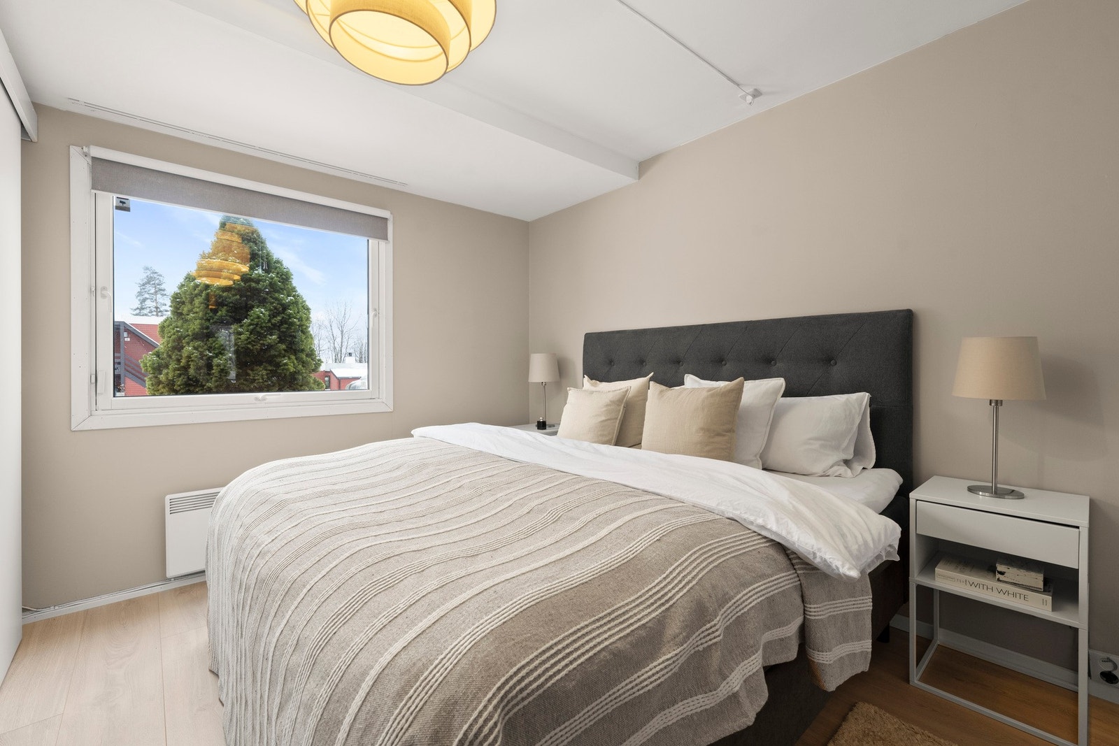 Lunt og romslig soverom med god plass til dobbeltseng og tilhørende møblement. God vindusflate sikrer rommet rikelig med lysinnslipp Galleribilde