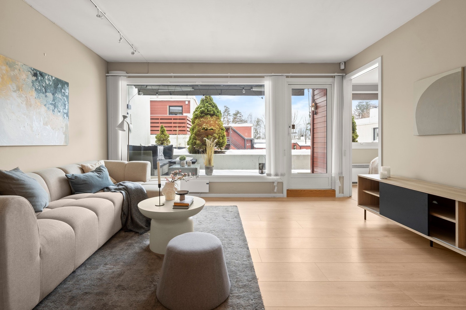 Gode vindusflater sikrer rikelig med naturlig lysinnslipp til rommene Galleribilde