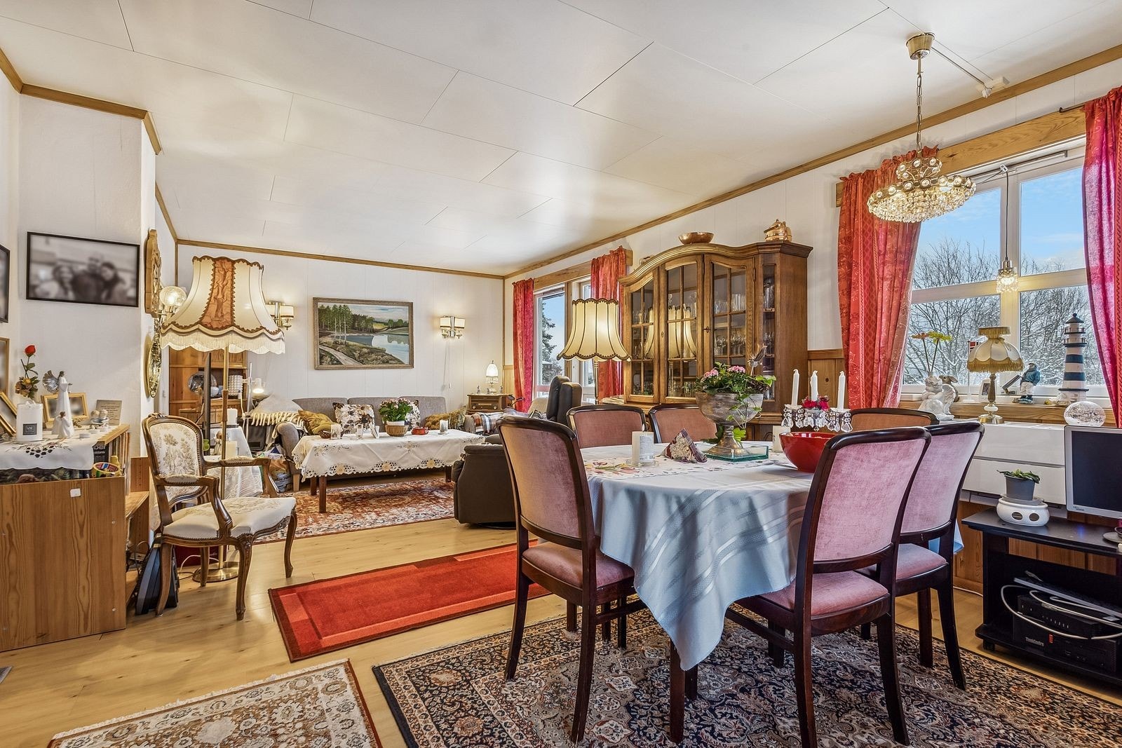 Åpen og sosial stue for hyggelige stunder. Galleribilde