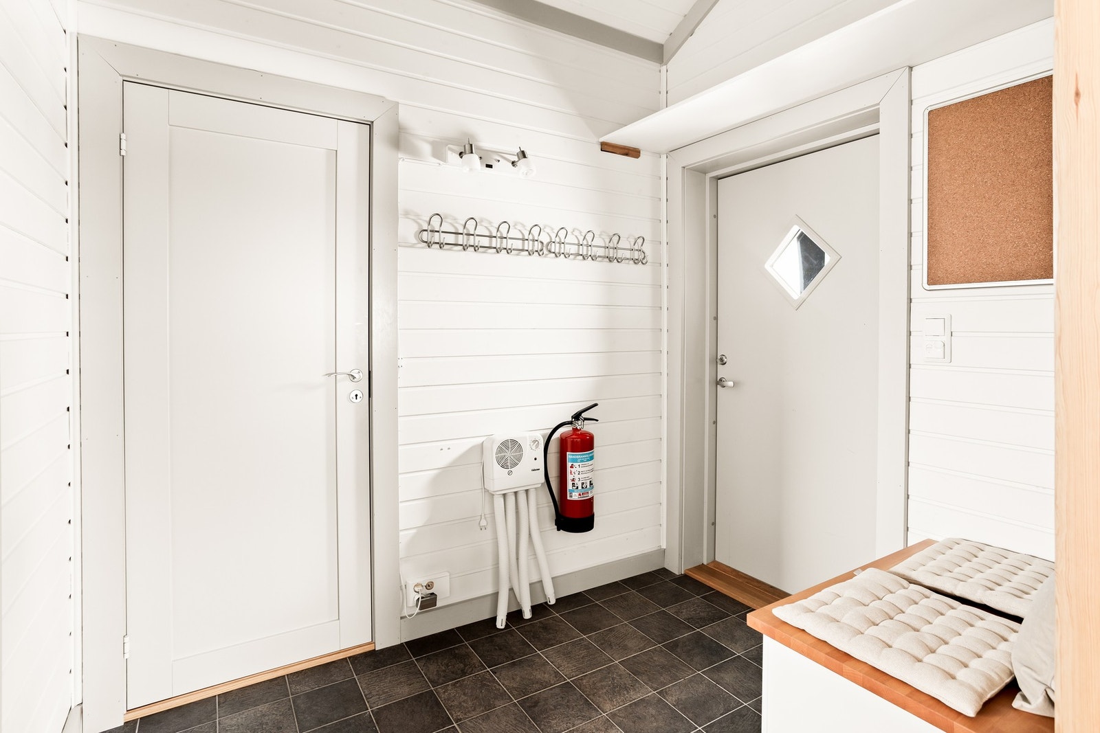 Velkommen inn! Romslig gang til å henge fra seg yttertøy. Varmekabler i gangen. Galleribilde