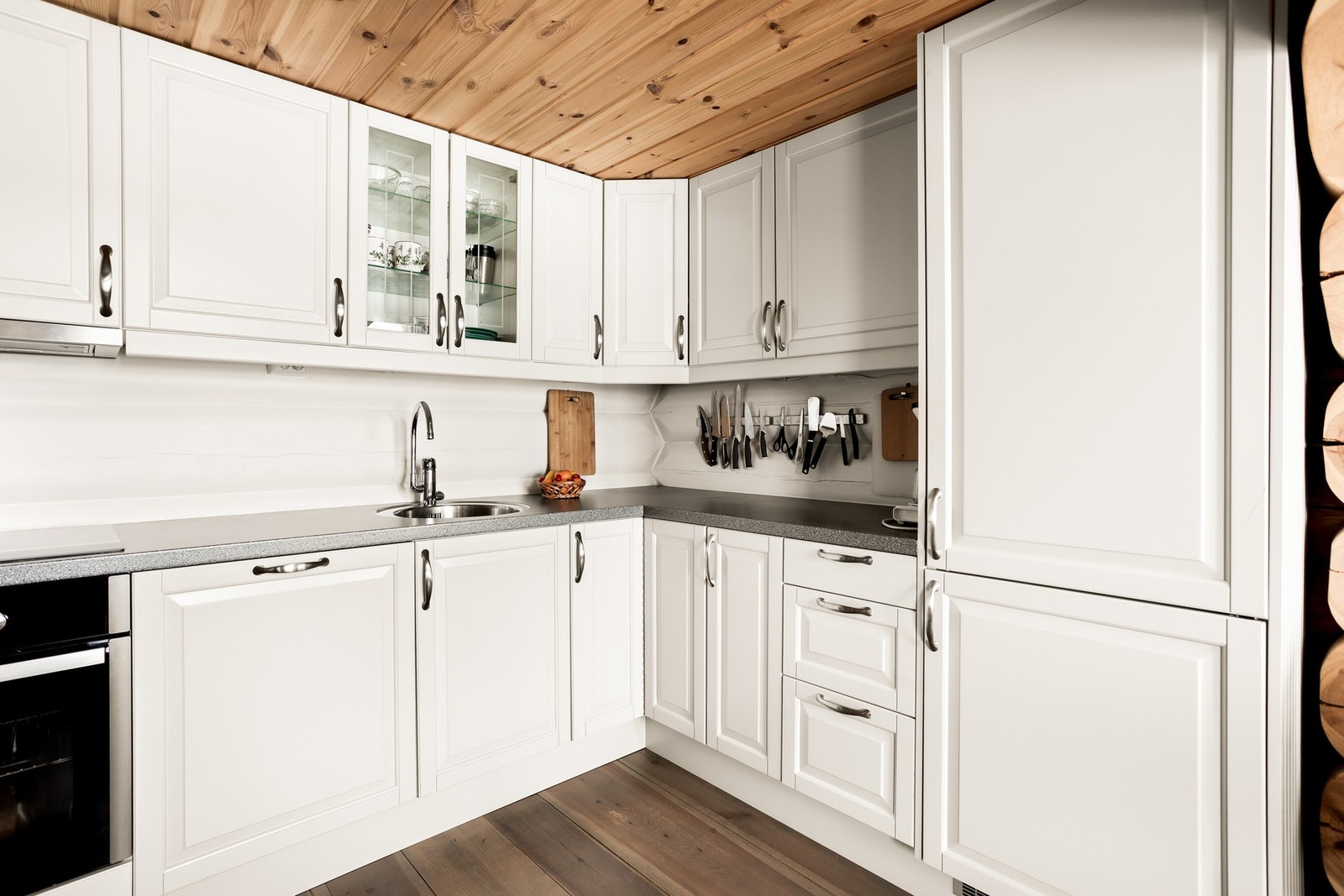 Her har man stor benkeplate, flere over- og underskaper for oppbevaringsplass. Galleribilde