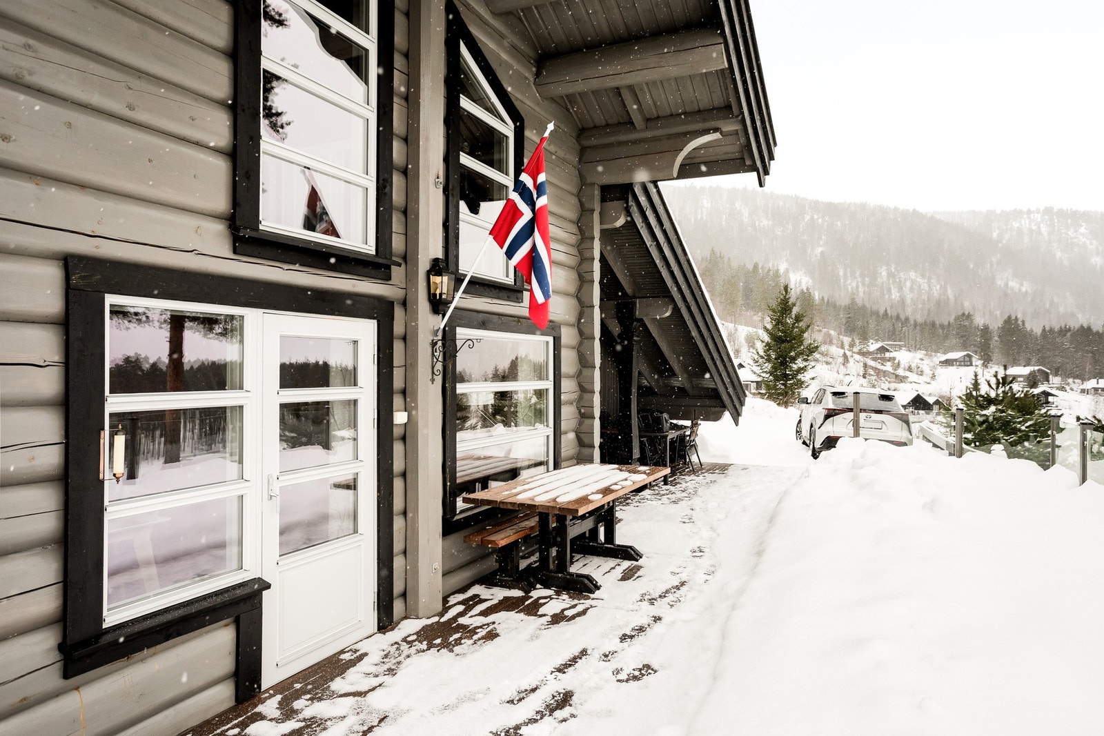 Fra stua er det utgang til terrasse. Galleribilde