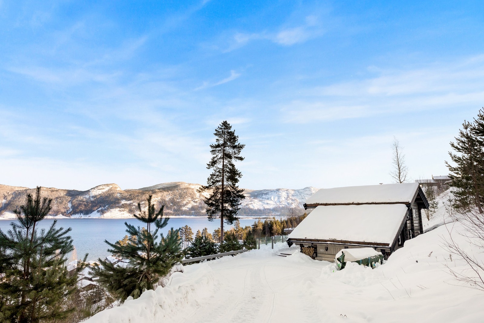 Det er glassrekkverk på terrassen som gjør at utsikten alltid er tilgjengelig innefra. Galleribilde