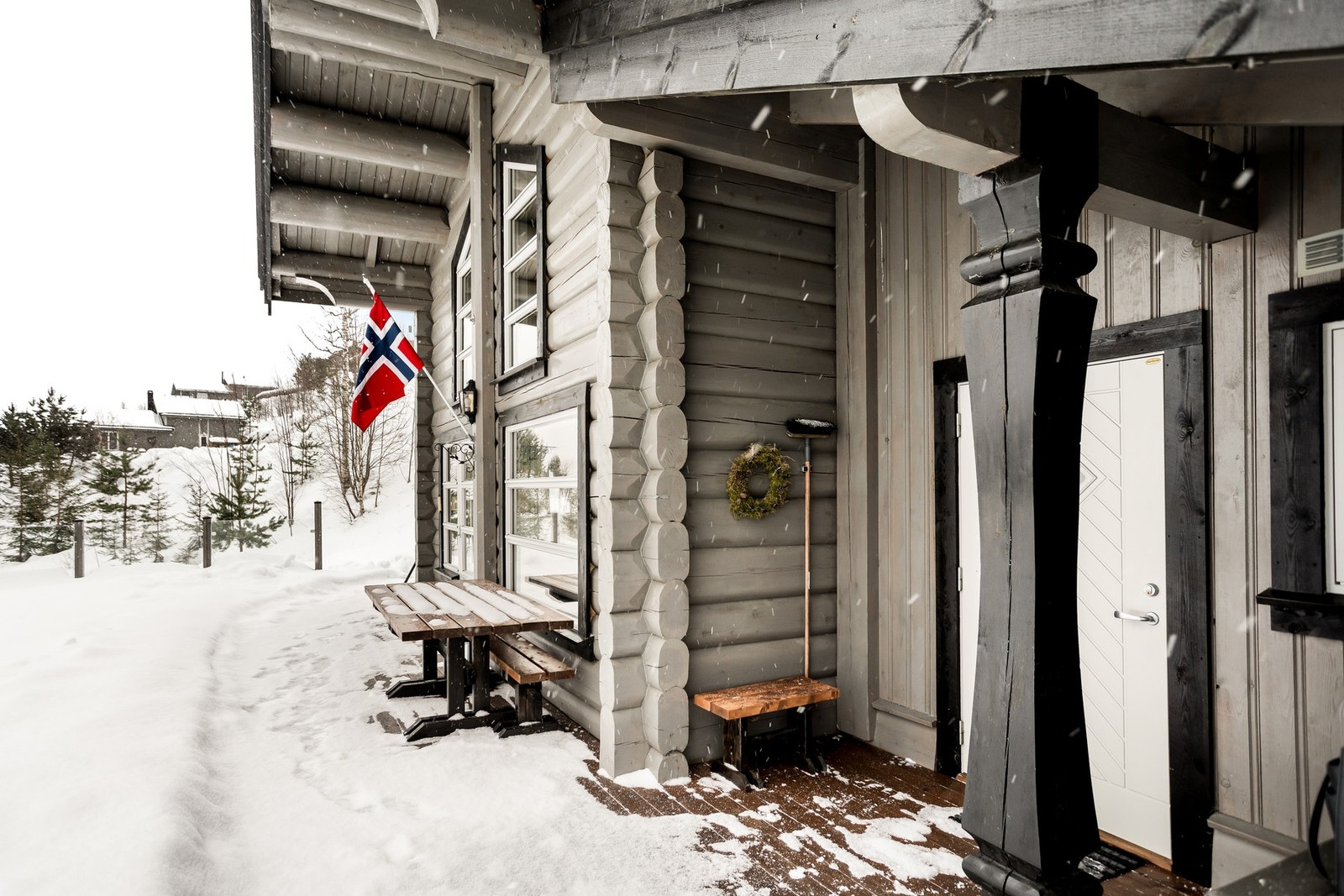 Takoverbygg over inngangspartiet. Galleribilde