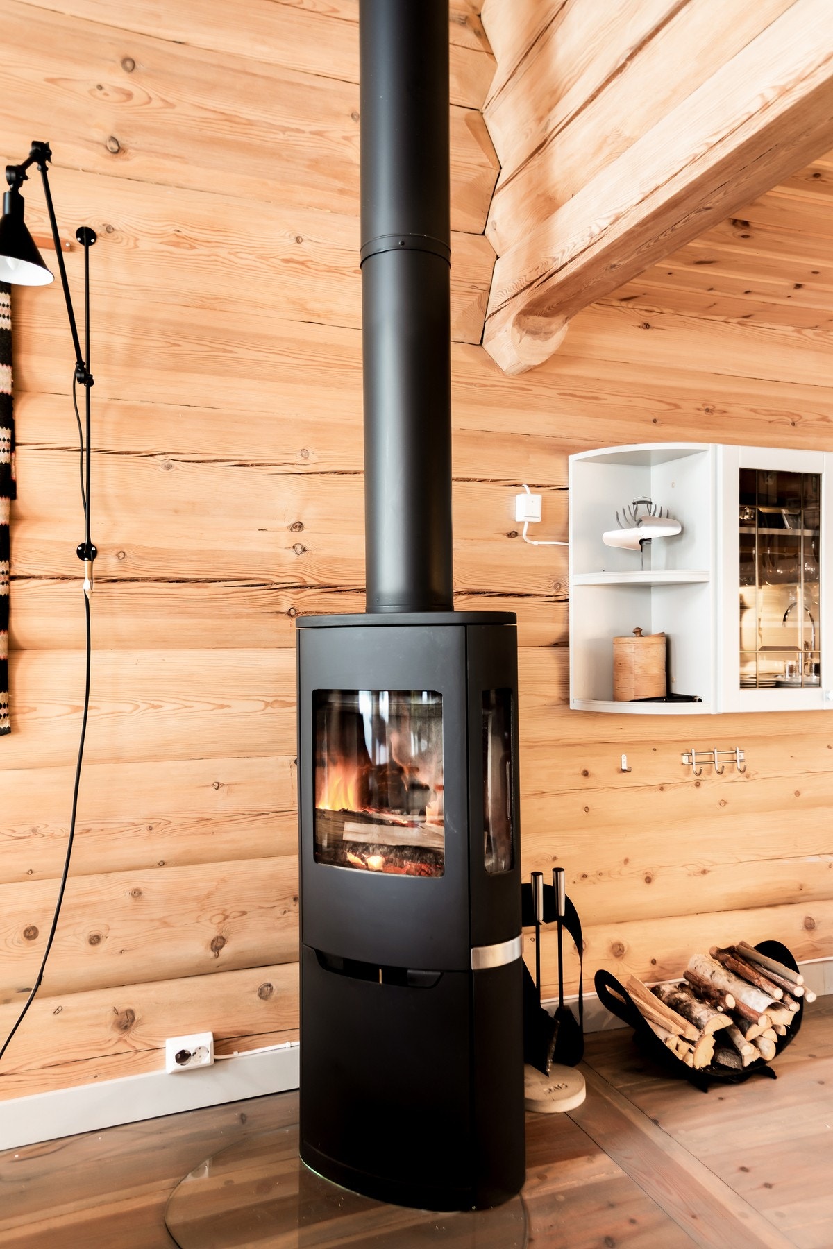 Det er peisovn for hygge og god oppvarming. Galleribilde