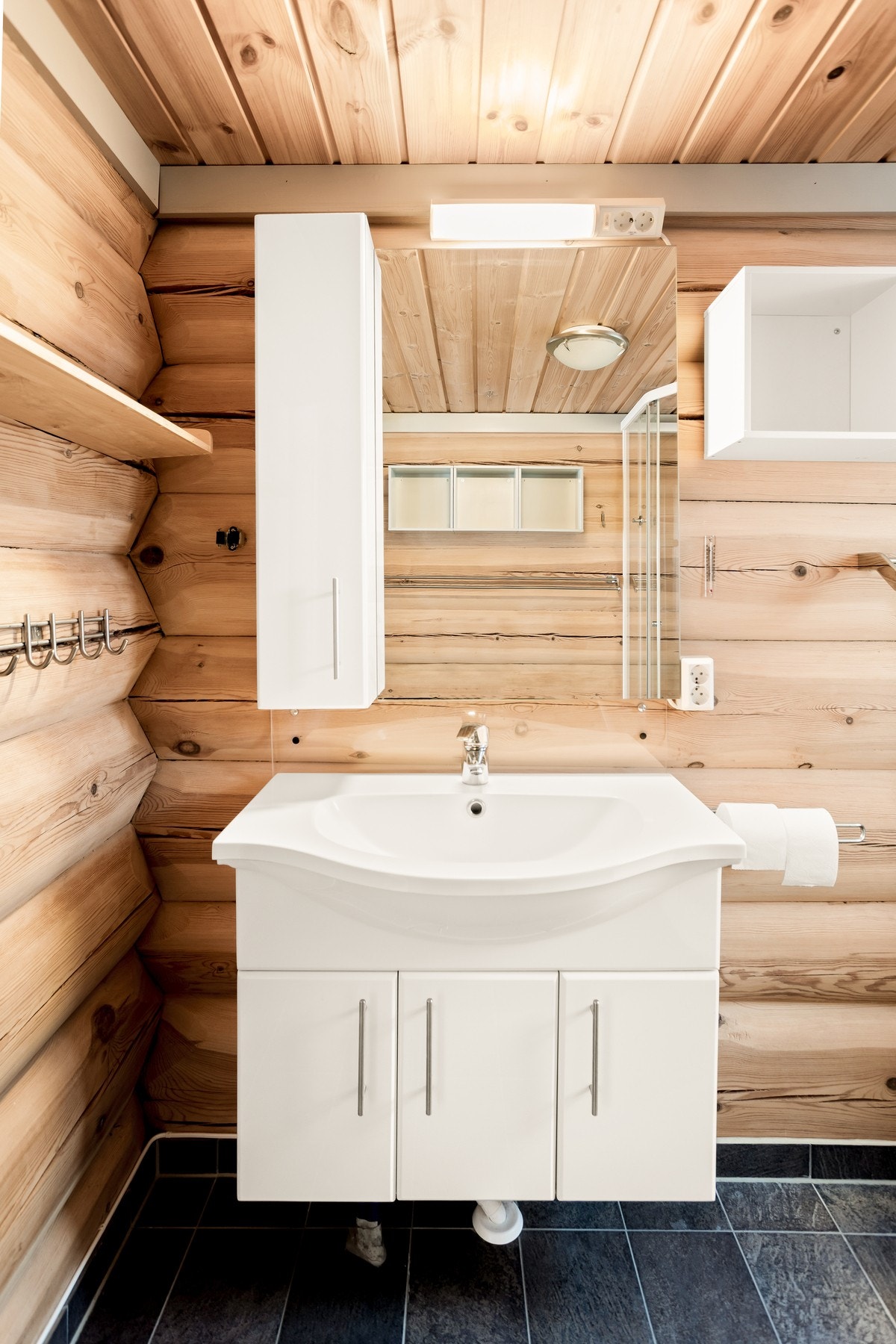 Badet er utstyrt med dusjhjørne, toalett og servant m/innredning. Galleribilde