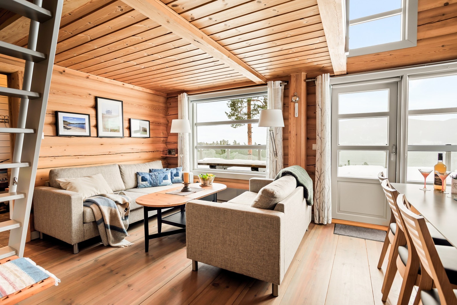 Store vindusflater gir mye naturlig belysning. Galleribilde