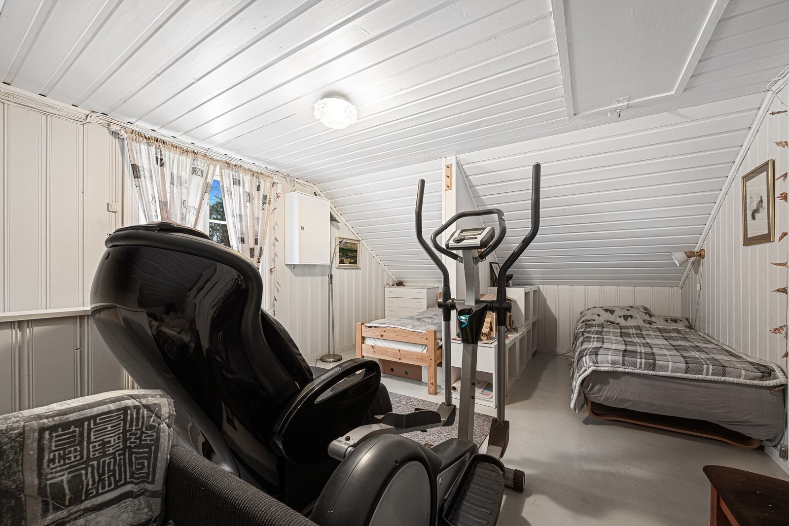 I loftstuen er det loftsluke og kott. Galleribilde