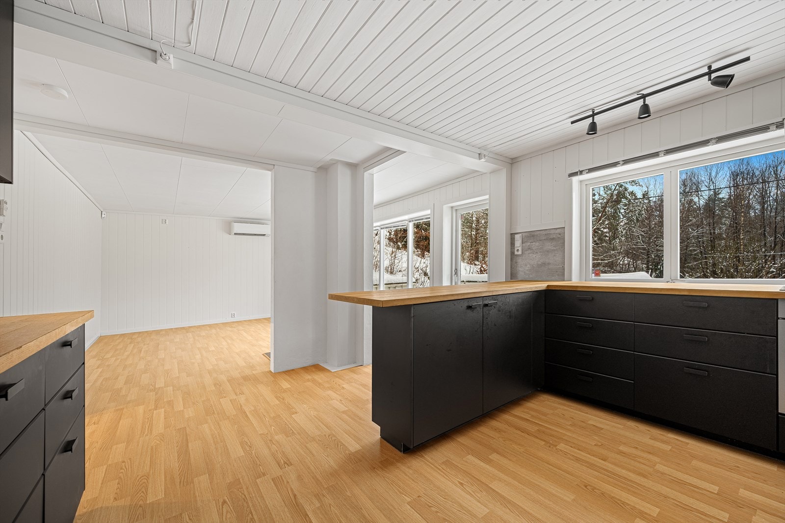 Stue og kjøkken har åpen løsning, dette gir en god romfølelse. Galleribilde