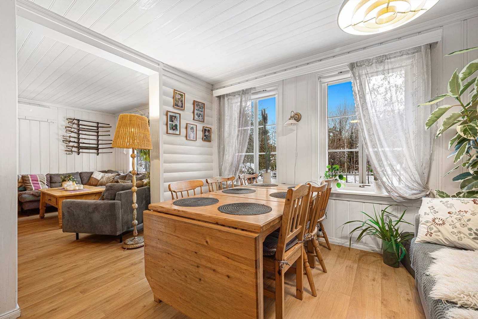 Den ene veggen inn mot stue/spisestue er i malt tømmer. Galleribilde