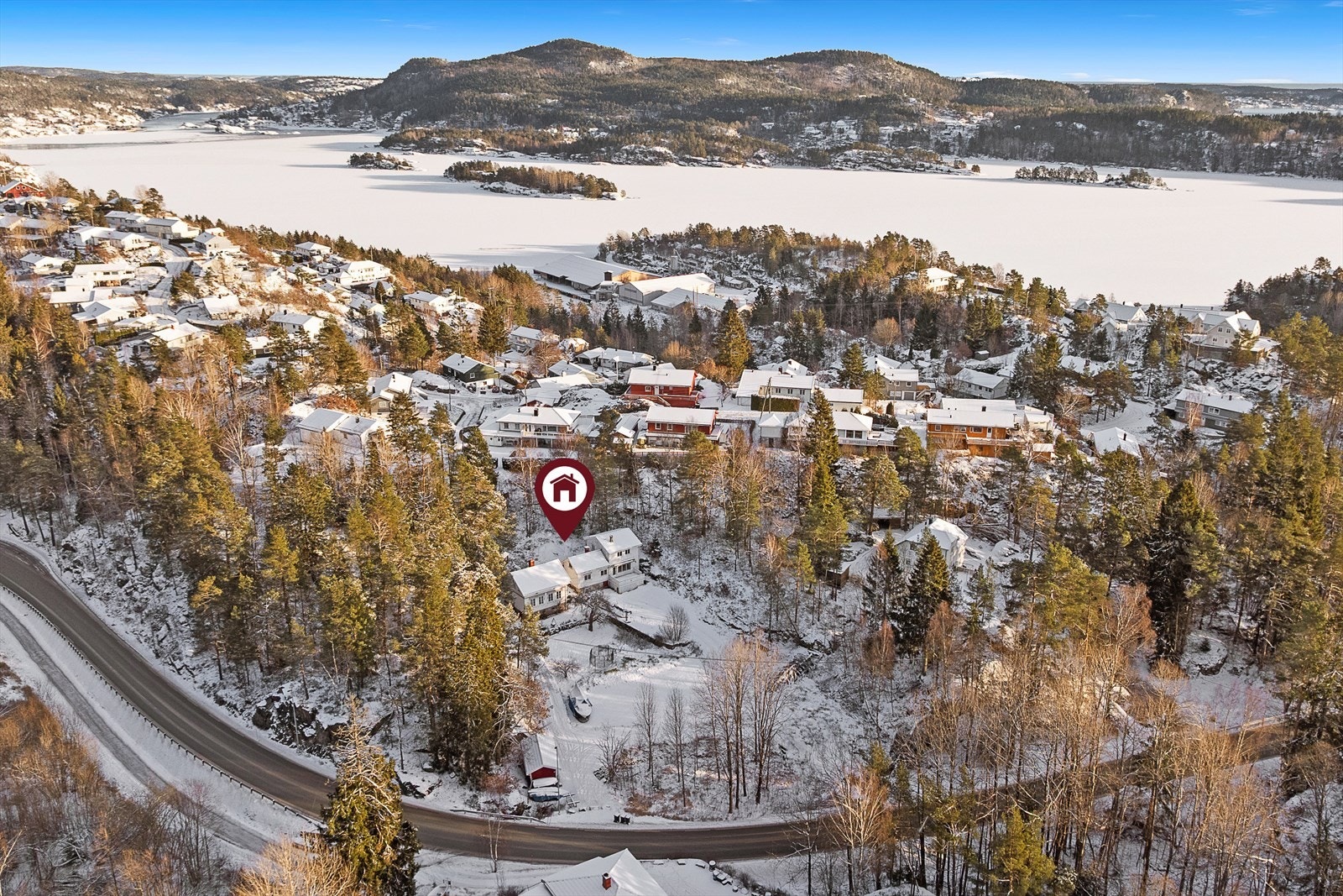 Eiendommen har en idyllisk og solrik beliggenhet på Helle, med landlige og skjermede omgivelser - samtidig som den ligger sentralt til. Galleribilde