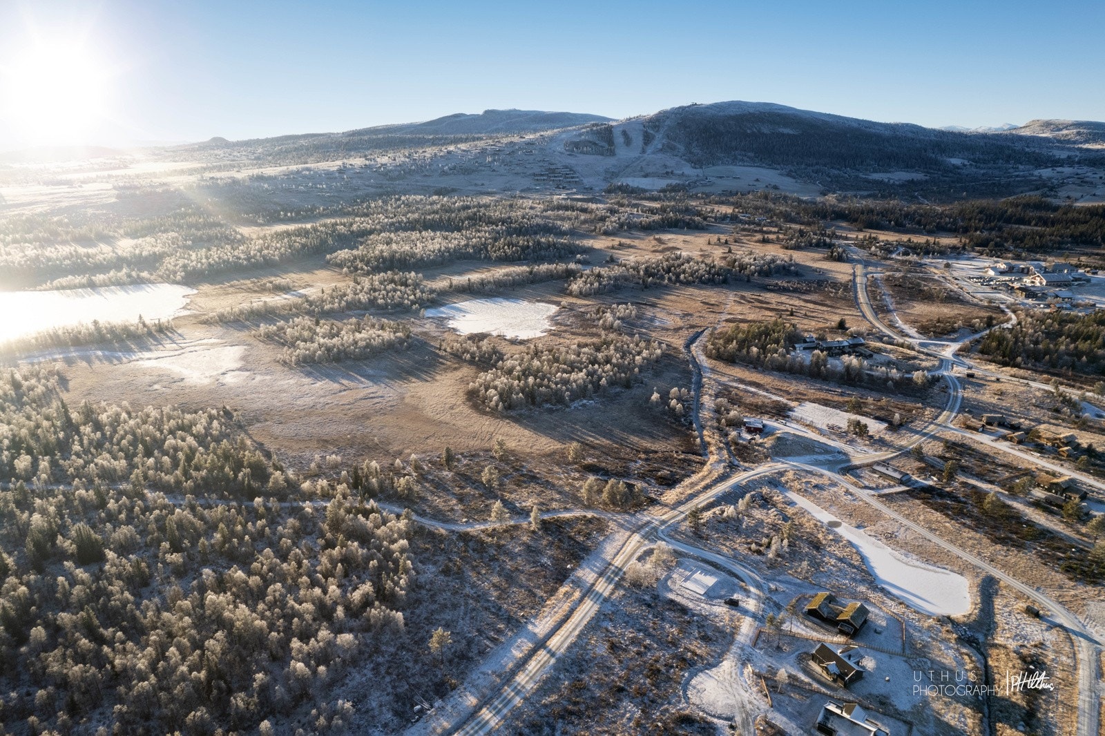Det er også 19 min med bil til Storefjell ski- og akesenter, som har tre heiser og åtte nedfarter med ulik vanskelighetsgrad, samt eget barneområde, terrengpark og kjelkebakke. Galleribilde