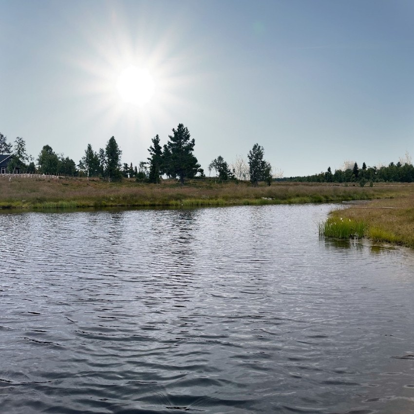 Hyttetomten er beliggende ved et koselig, lite vann. Galleribilde