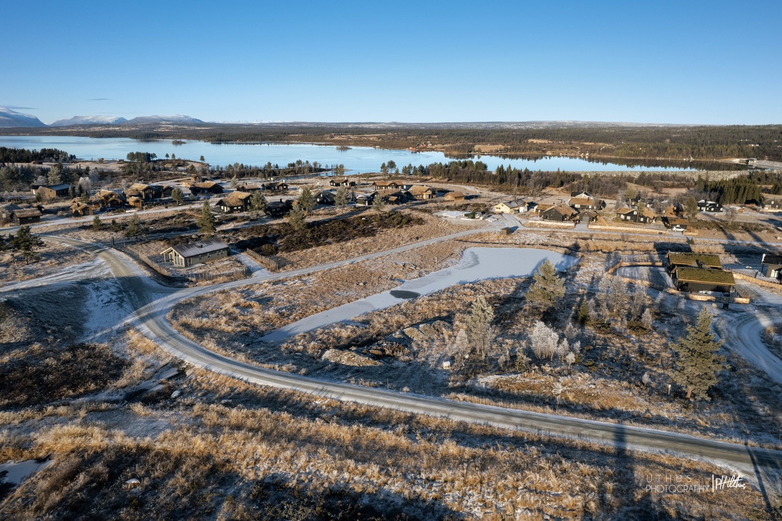 Fra tomten er det gange til Vasskanten hvor man kan oppleve båt- og badeliv. Galleribilde