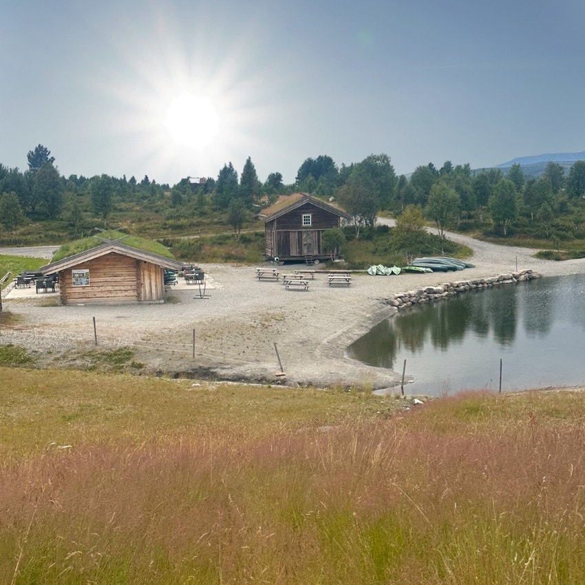 Vasskanten Kafe serverer småretter og forfriskninger, bl.a. ferske vafler, kanelboller, deilig toast, is og kaffe. Galleribilde