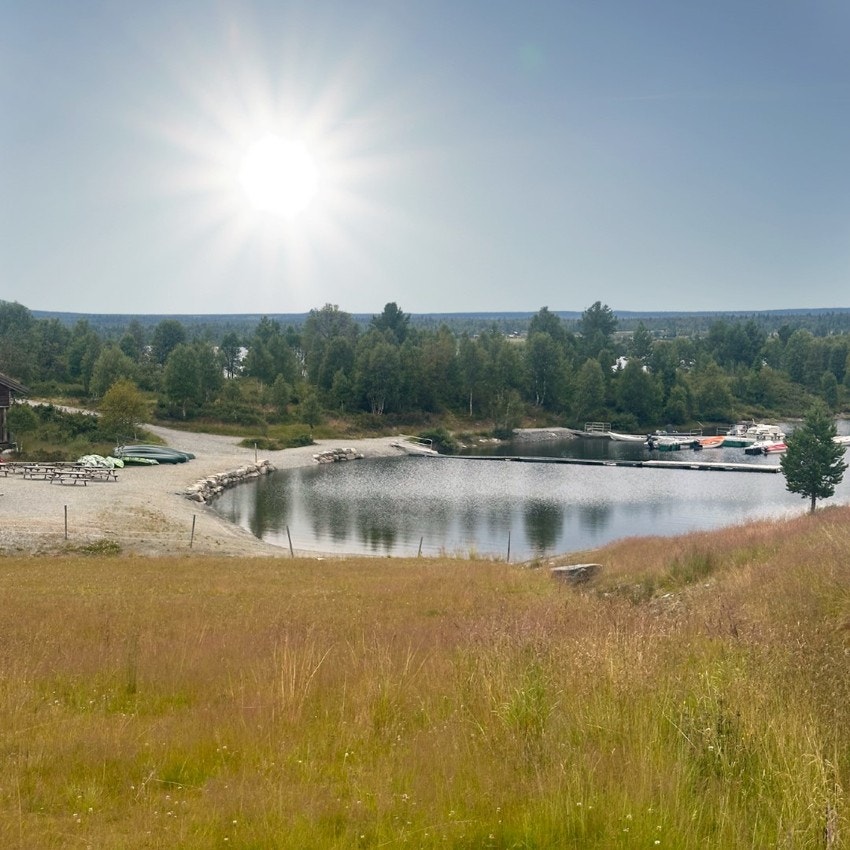 Vasskanten Kafe ligger ca. 600 meter fra hyttetomten. Galleribilde
