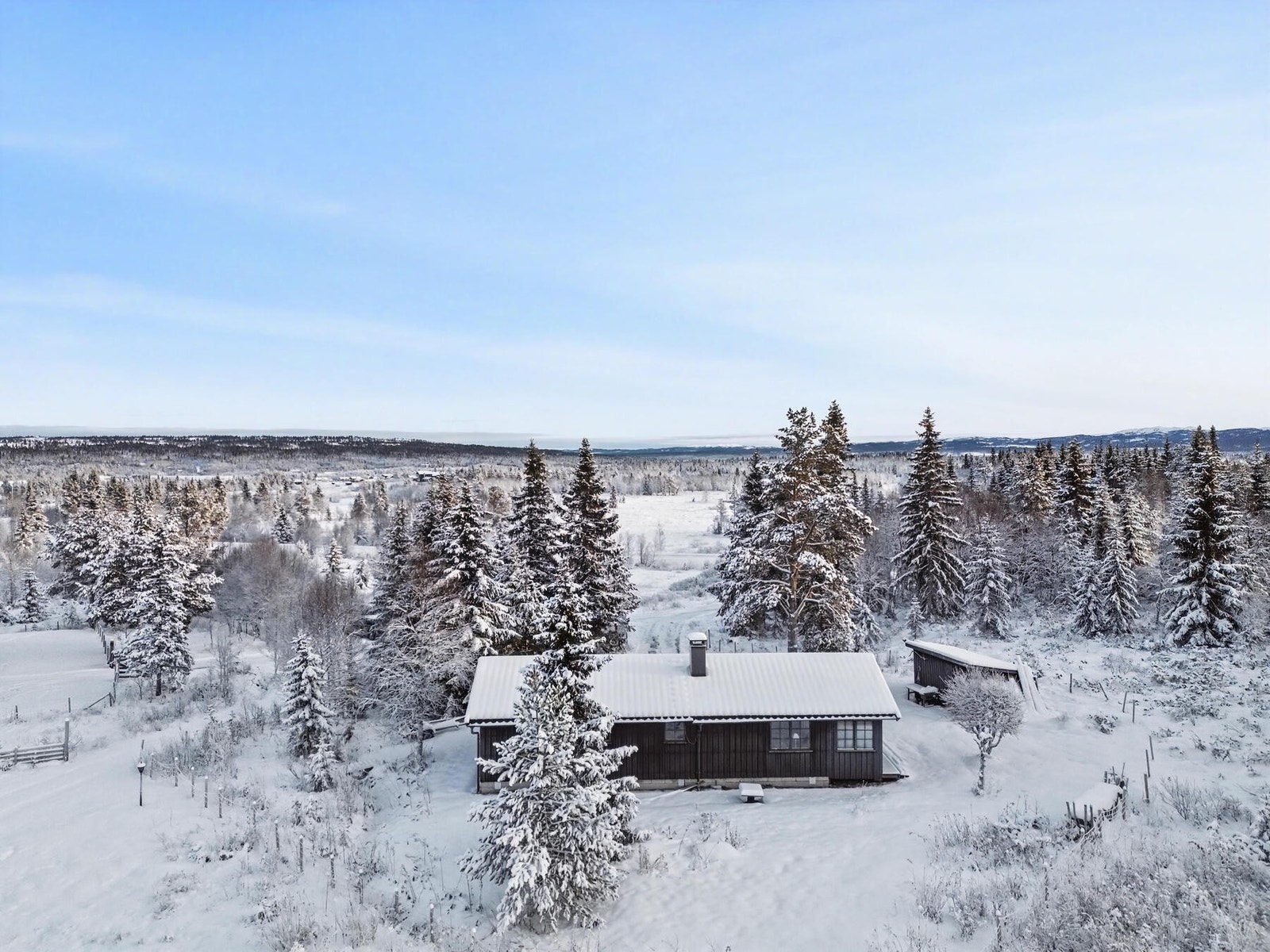 Eiendommen er beliggende på Golsfjellet mellom Bualie og Oset. Galleribilde