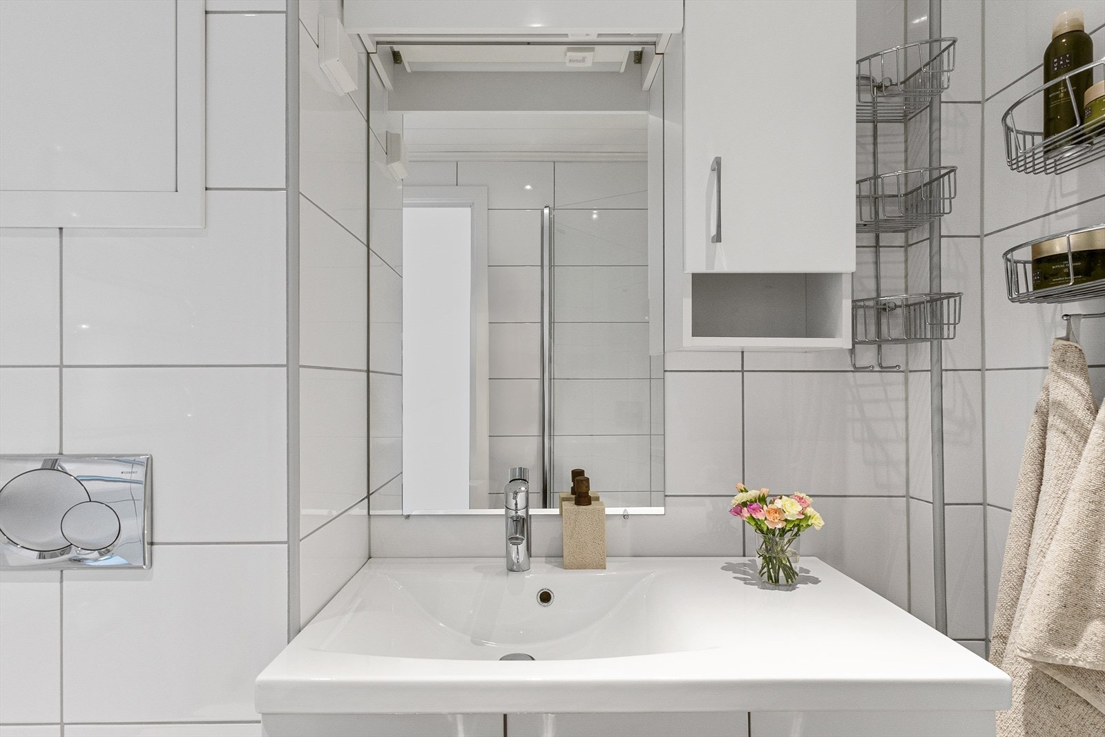 Pent flislagt bad fra 2012 (rehabilitert i regi av borettslaget) med gulvvarme og opplegg for vaskemaskin. Galleribilde