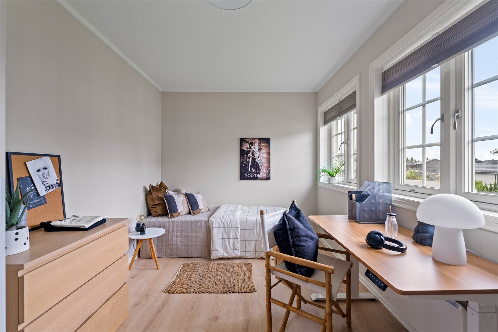 Soverom 3 i andre etasje har god møbleringsfrihet, og kan brukes som gjesterom og kontor. Galleribilde