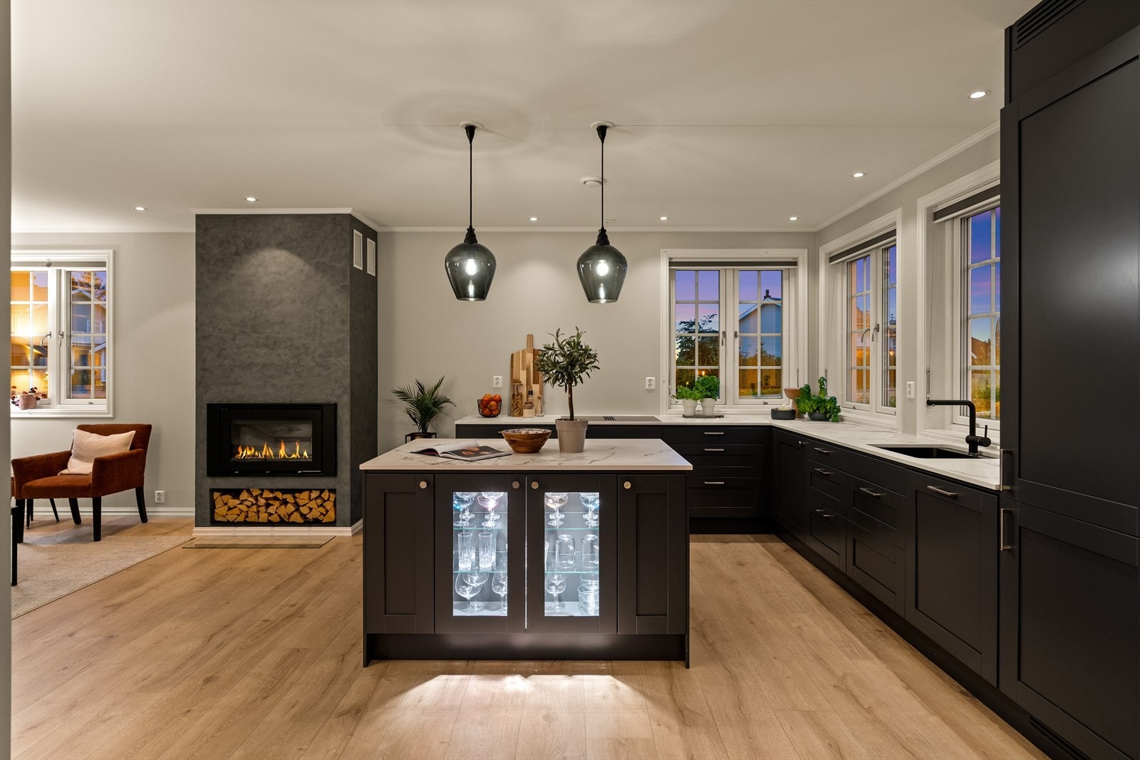 Innredningen fra Drømmekjøkkenet er holdt i en klassisk stil med grå rammefronter, kombinert med benkeplate i lysmarmorert dektonstein. Galleribilde