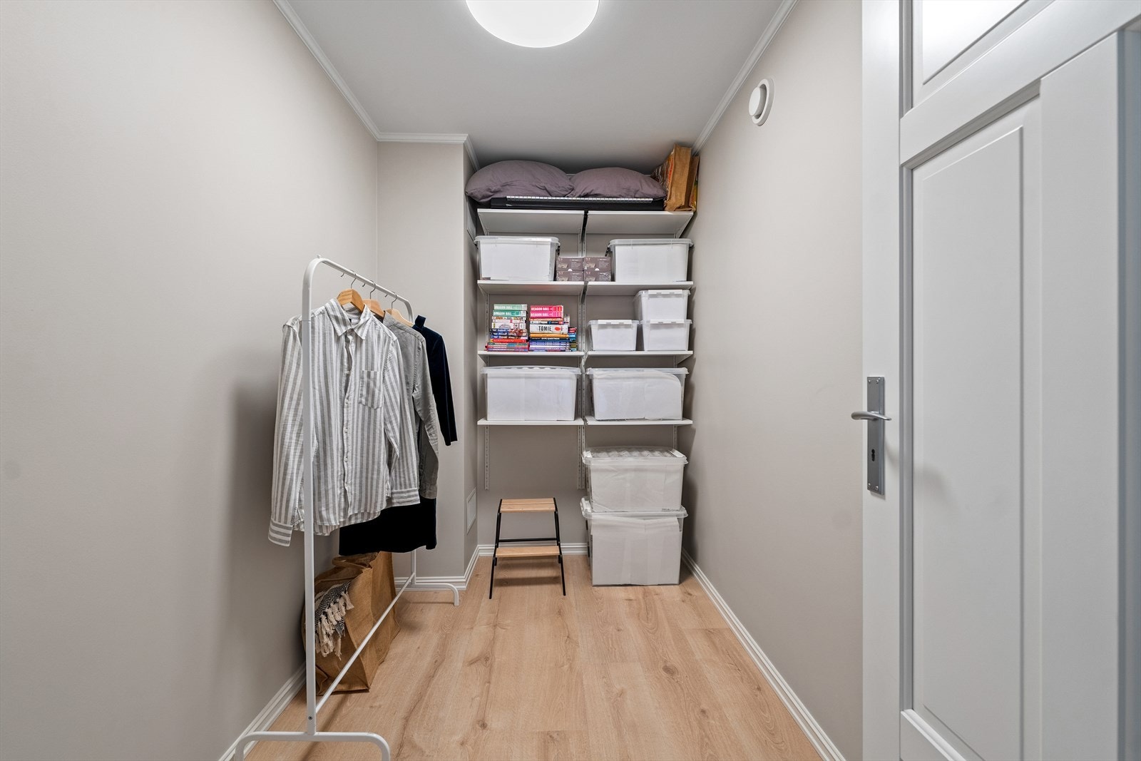 Boligen har en bod med hyller som gir ekstra oppbevaringsplass, samt lagringsplass på loftet og i utebod i garasjen. Galleribilde