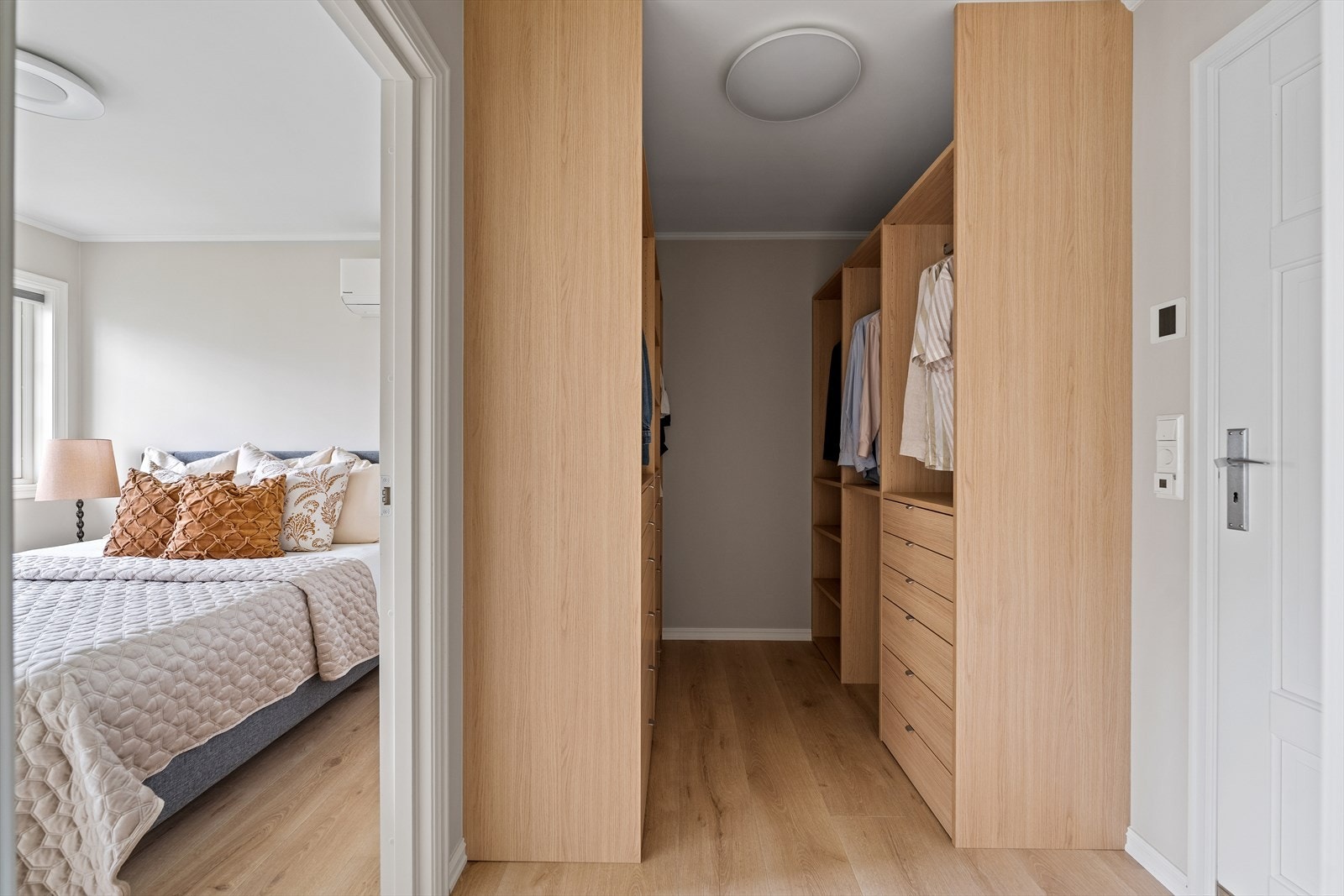 Garderoben er romslig og innredet med eikefargede skap fra Drømmekjøkkenet, som gir god oppbevaringsplass. Galleribilde