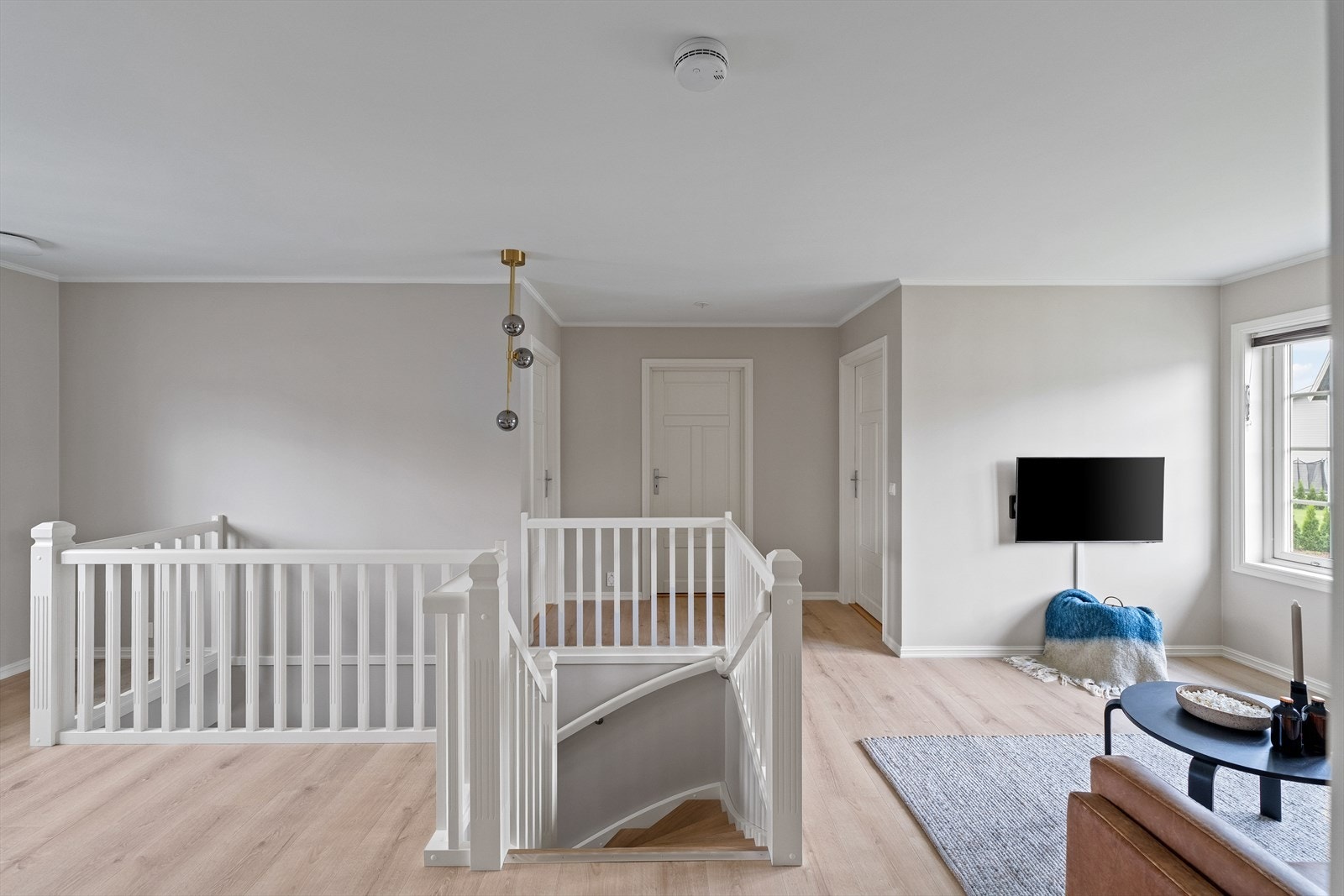 Fra hallen fører en pen trapp med parkettrinn opp til stuen i andre etasje. Galleribilde