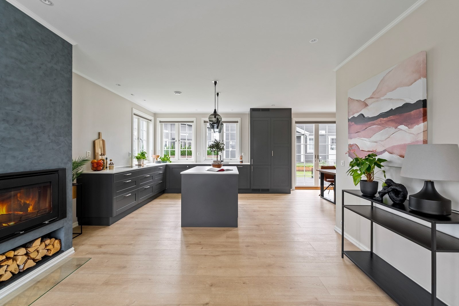 Kjøkkenet ligger i en åpen løsning, plassert i en romslig L-form. Galleribilde