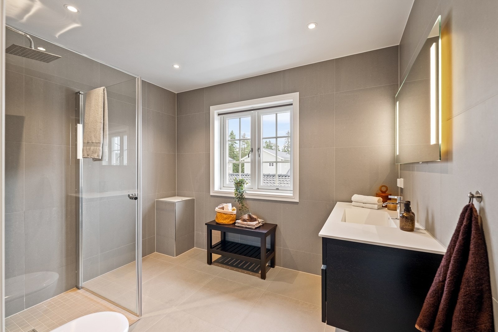 Badet i andre etasje har klessjakt ned til vaskerommet og er utstyrt med dusjhjørne som har innfellbare glassdører, regnfallsdusj og hånddusj. Galleribilde