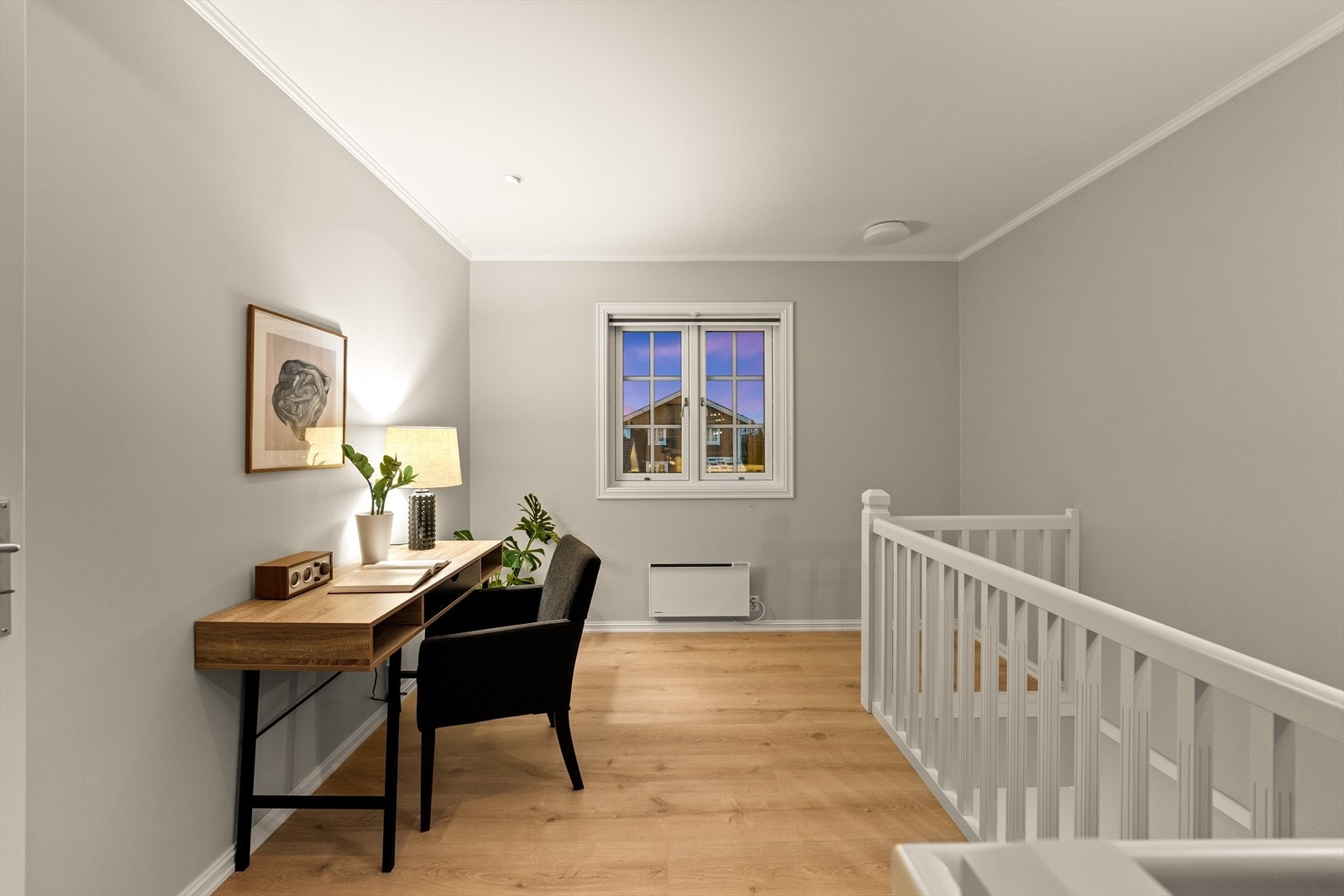 I andre etasje har boligen en gjennomgående stue med vinduer både mot syd og nord. Galleribilde