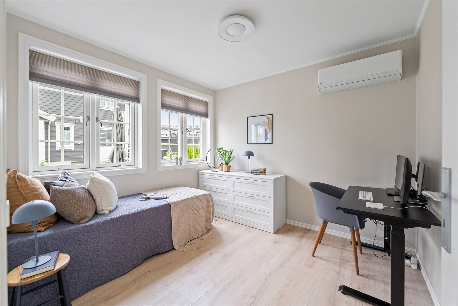 Boligen har hele fire gode soverom, tre i andre etasje og ett i første etasje. Soverommet i første etasje har vinduer mot syd og adkomst fra spisestue. Galleribilde