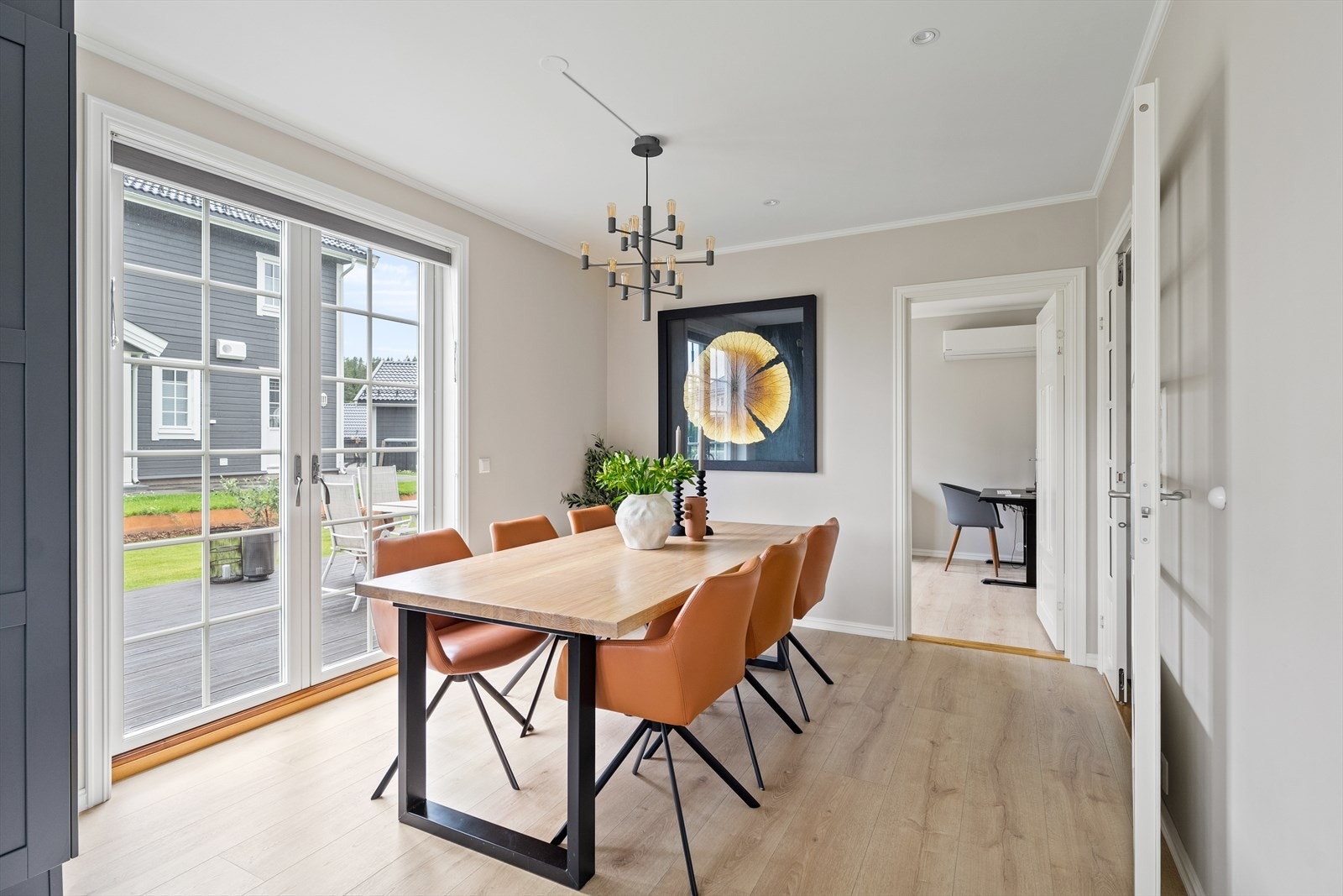 Spisestuen ligger i tilknytning til kjøkkenet, med direkte utgang til markterassen og hagen i sør. Galleribilde