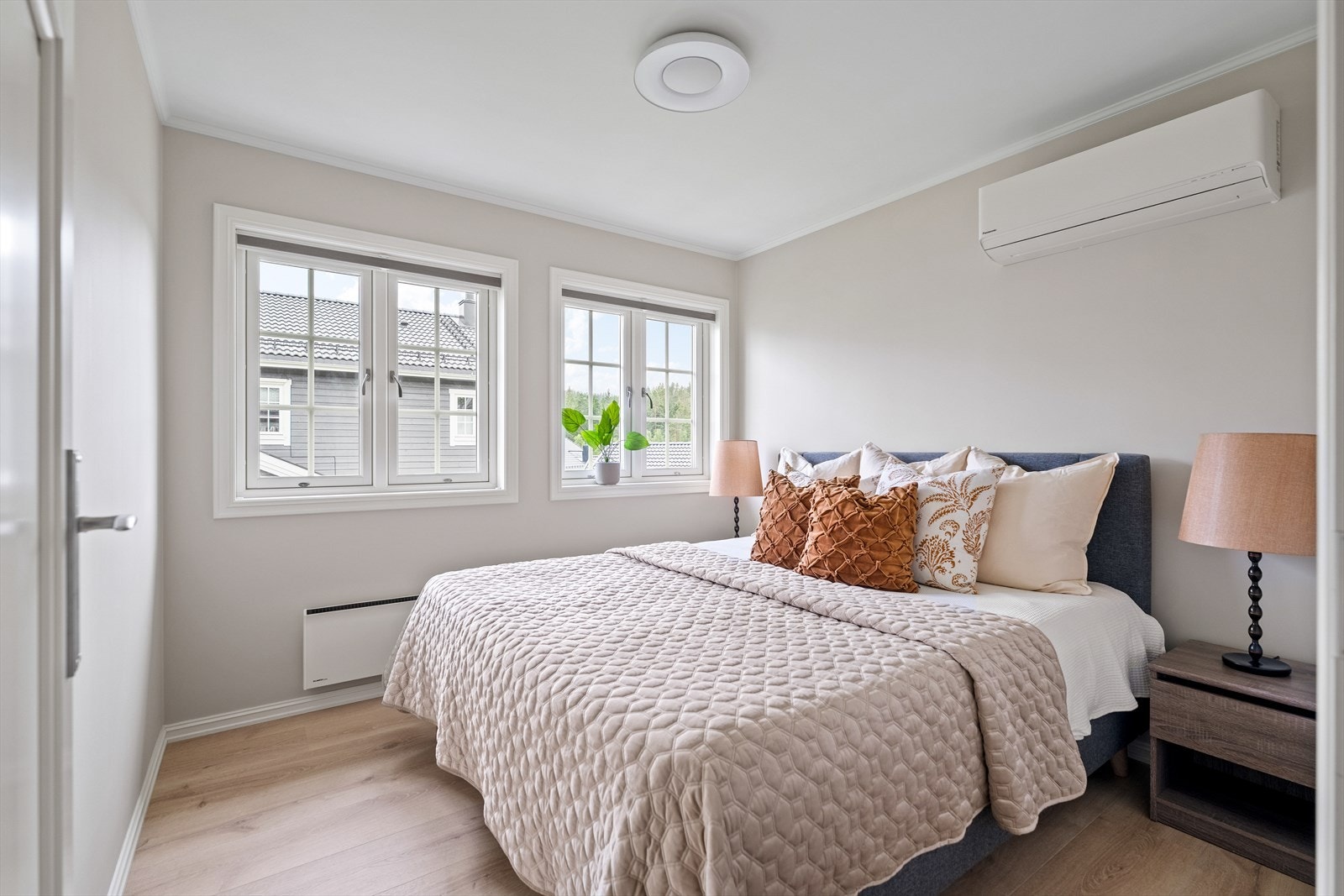 Hovedsoverommet er av god størrelse med vinduer som slipper inn rikelig med dagslys, og er utstyrt med varmepumpe for ekstra komfort. Galleribilde