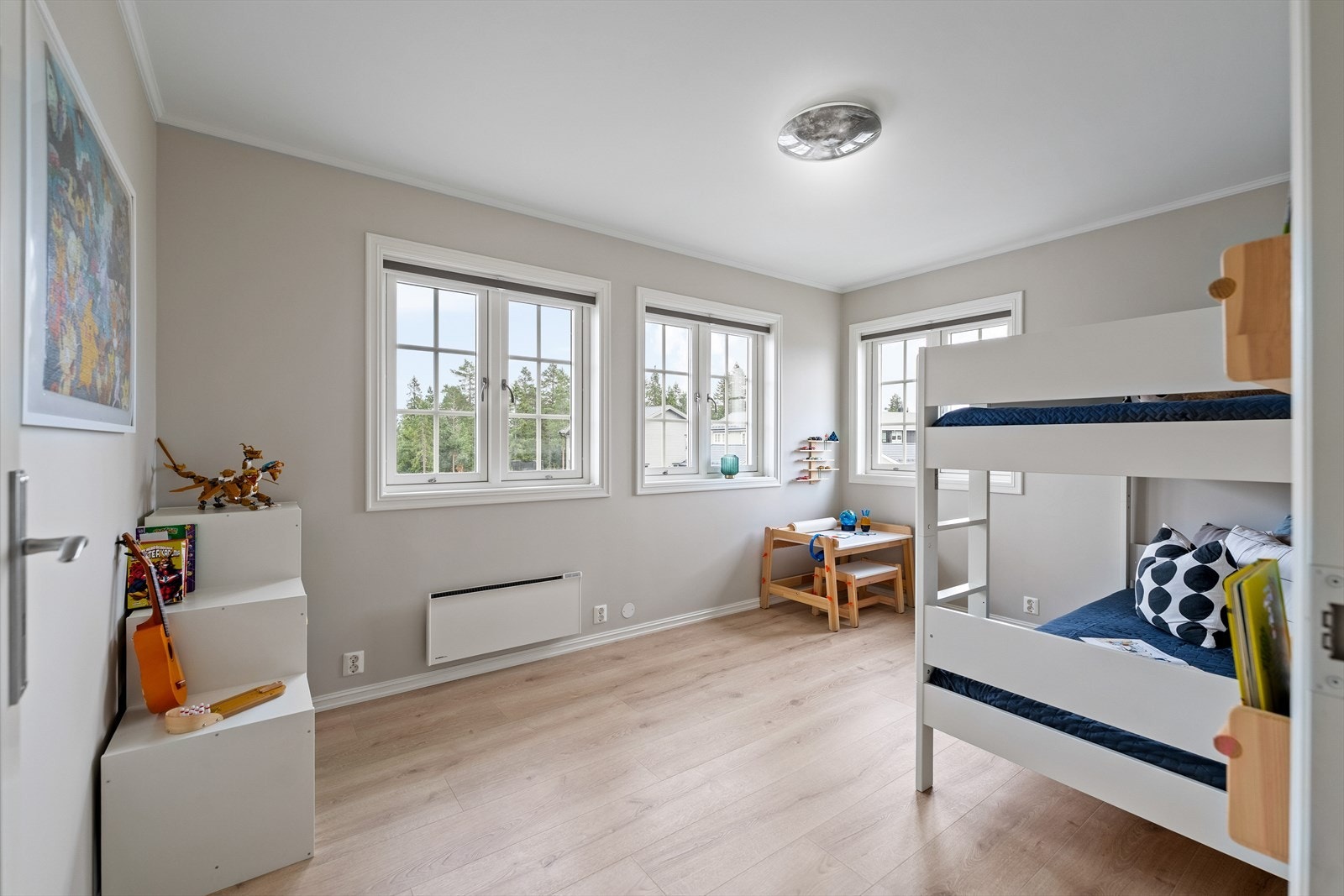 Lyst og innbydende barnerom som er romslig nok til å følge barnet gjennom oppveksten. Galleribilde