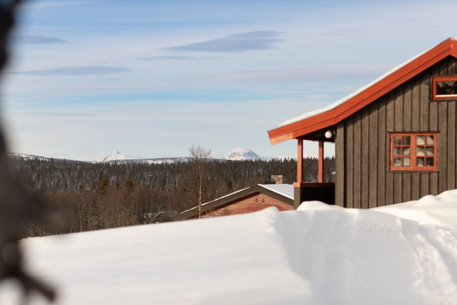 Eiendommen ligger flott til på ca. 930 moh. på Rotvøllstølen i Etnedal kommune. Flott utsikt mot kjente Skarvemellin og Rundemellin. Galleribilde