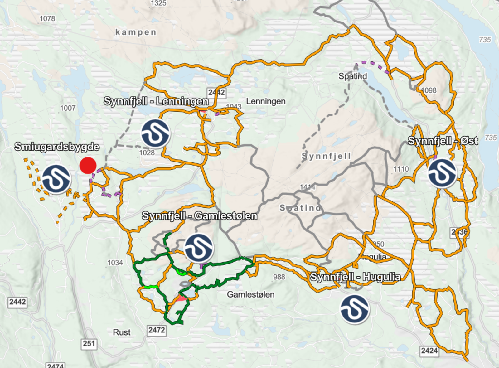 Skiene tas på ved hytteveggen på vinterstid, og man kommer rett inn på milevis med oppkjørte skiløyper. Hytta merket med rød prikk. Galleribilde