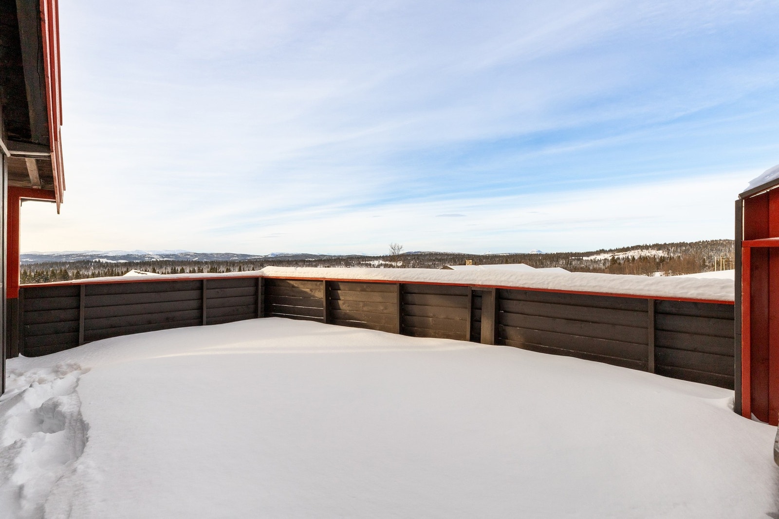 Hytta ligger i et område med eldre og veletablert gård- og fritidsbebyggelse, i god avstand fra tettbygde hyttefelt. Galleribilde