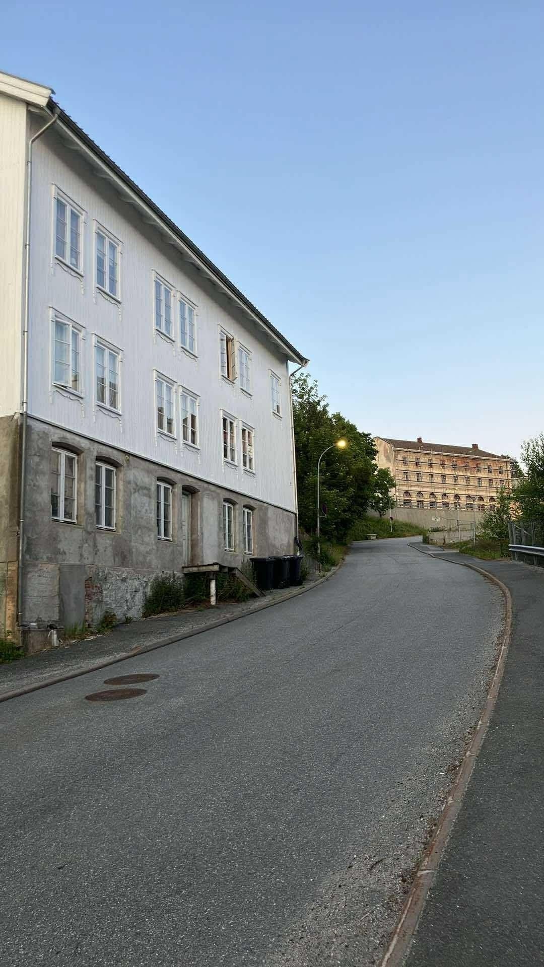 Leiligheten i øverste etasje på bildet. Området har nå pågående renovering og utbedring av store flotte bygg og husfasader Galleribilde