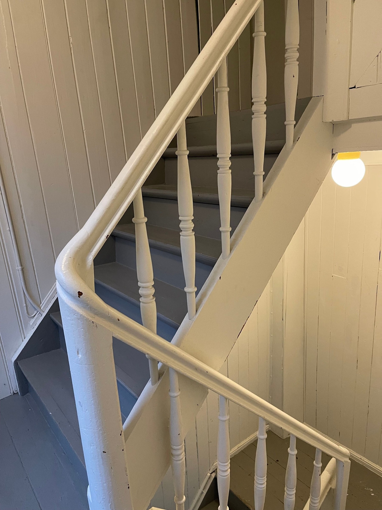 Rustikk trappeoppgang med sjel. Kuppellys i taket. Det er ingen andre leiligheter som bruker oppgangen. Galleribilde