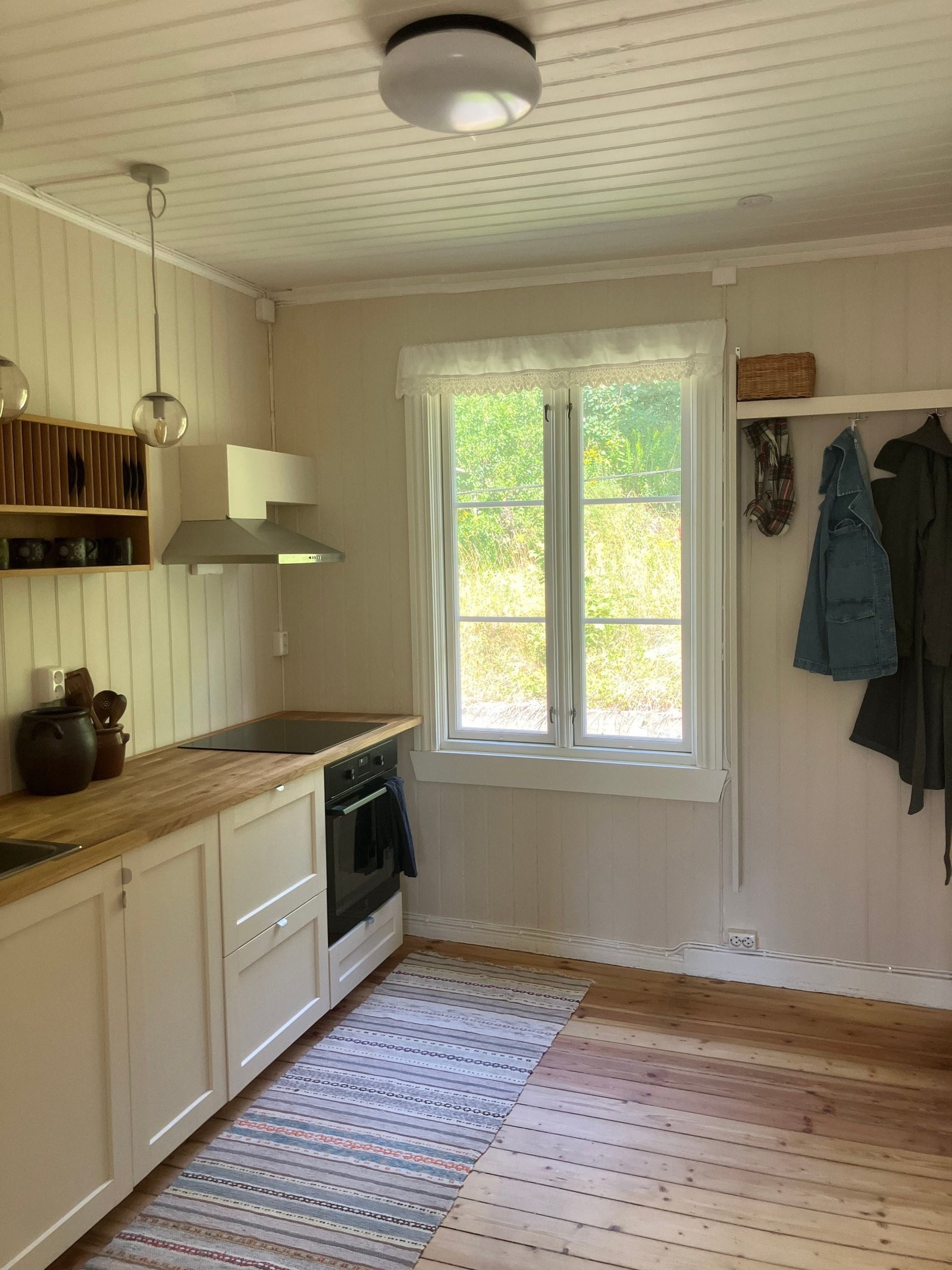 Helt ny kjøkkeninnredning. Komfyr og platetopp medfølger. Galleribilde