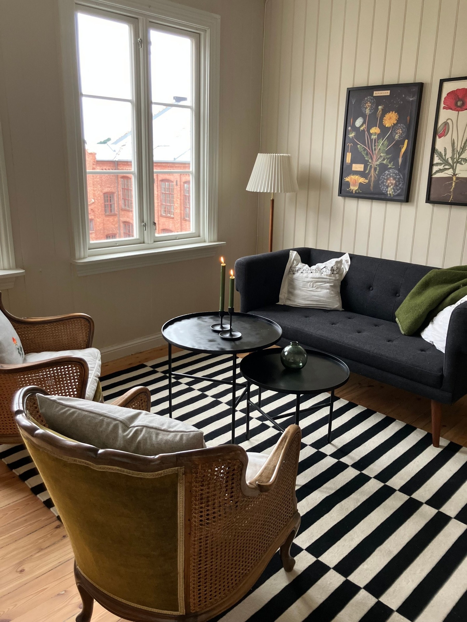 Gode møbleringsmuligheter i romslig og lys stue Galleribilde