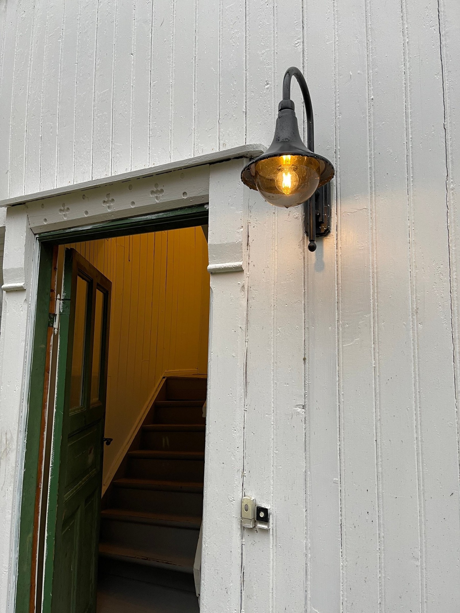 Dette er ett bygg med karakter og stilen er ikke nåtidig mht trapper, de er slik som trapper var i arbeiderboliger før Galleribilde